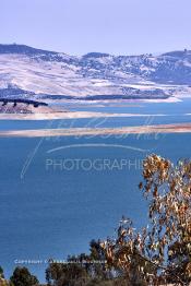 Image du Maroc Professionnelle de  Le barrage Oued El Makhazine, conçu pour le développement et  l'irrigation du périmètre du Loukkos. Ainsi les champs situés dans le triangle Ksar El Kébir, Larache, Moulay Bouselham profitent de cette infrastructure. Cette importante réalisation située sur El Oued Loukkos sert à la régularisation inter annuelle des débits tout en formant une protection contre les crues, au Jeudi 1er Septembre 2005 à cette datte le barrage dispose 309 Million de M3. (Photo / Abdeljalil Bounhar)